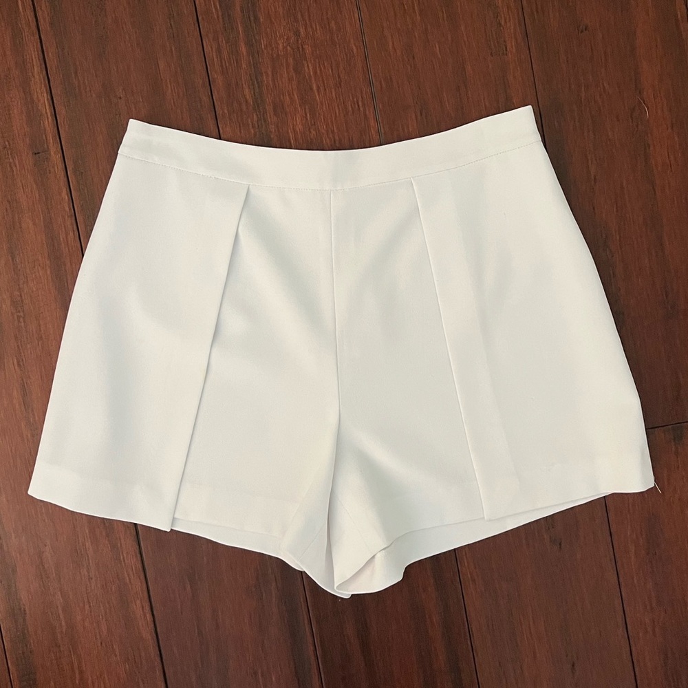 Alice + Olivia White Shorts with Front Flaps